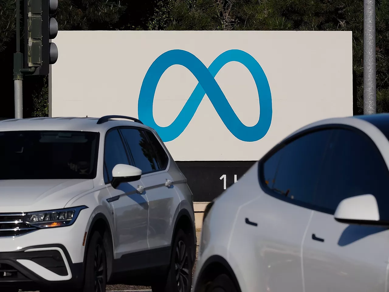 MENLO PARK (United States), 18/11/2025.- Cars drive past Meta signage at the company's headquarters campus in Menlo Park, California, USA, 18 November 2025. In a major win for tech giant Meta, US District Court Judge James E. Boasberg ruled Meta did not violate antitrust law in its acquisitions of Instagram and WhatsApp. EFE/EPA/JOHN G. MABANGLO
