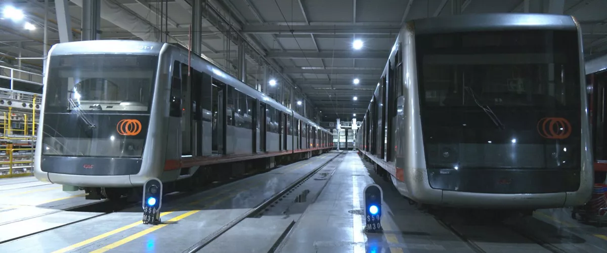 Ez dute denbora askorik trenak garbitu eta errebisatzeko, gauerditik goizeko bostak arte, tarte horretan bakarrik egoten baita geldi metroa. 05:30ean Bilboko Metroko lehen trena atera da Basauriko tailerretik. 
