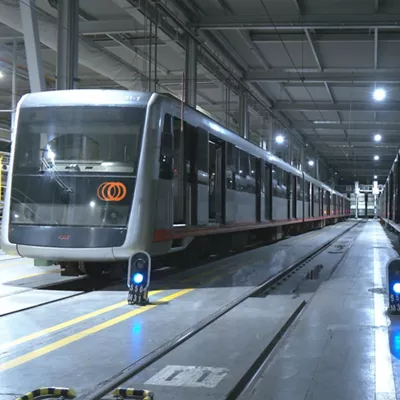 Ez dute denbora askorik trenak garbitu eta errebisatzeko, gauerditik goizeko bostak arte, tarte horretan bakarrik egoten baita geldi metroa. 05:30ean Bilboko Metroko lehen trena atera da Basauriko tailerretik. 
