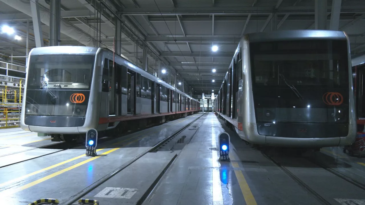 Ez dute denbora askorik trenak garbitu eta errebisatzeko, gauerditik goizeko bostak arte, tarte horretan bakarrik egoten baita geldi metroa. 05:30ean Bilboko Metroko lehen trena atera da Basauriko tailerretik. 
