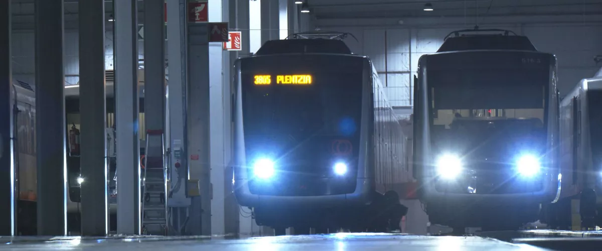 El metro para de 00:00 a las 05:30: son las únicas horas disponibles para el mantenimiento y puesta a punto. A las 05:30 horas sale el primer tren sale del taller de Basauri.
