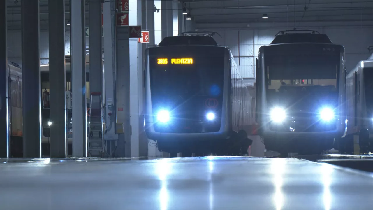 El metro para de 00:00 a las 05:30: son las únicas horas disponibles para el mantenimiento y puesta a punto. A las 05:30 horas sale el primer tren sale del taller de Basauri.
