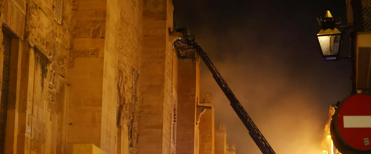 CÓRDOBA (ANDALUCÍA), 08/08/2025.- El incendio declarado este viernes en el interior de la Mezquita-Catedral de Córdoba, Patrimonio de la Humanidad, originado en una de las capillas y que se ha extendido hasta las cubiertas, ya está acotado y en proceso de extinción, según han informado a EFE fuentes del Cabildo Catedral. El fuego se habría originado sobre las 21:15 horas en una capilla ubicada en las naves de Almanzor y que se estaba utilizando como almacén de la maquinaria que se usa habitualmente en el templo, aunque se desconocen las causas que han originado las llamas. EFE/ Salas
