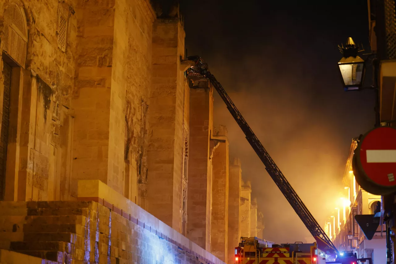 CÓRDOBA (ANDALUCÍA), 08/08/2025.- El incendio declarado este viernes en el interior de la Mezquita-Catedral de Córdoba, Patrimonio de la Humanidad, originado en una de las capillas y que se ha extendido hasta las cubiertas, ya está acotado y en proceso de extinción, según han informado a EFE fuentes del Cabildo Catedral. El fuego se habría originado sobre las 21:15 horas en una capilla ubicada en las naves de Almanzor y que se estaba utilizando como almacén de la maquinaria que se usa habitualmente en el templo, aunque se desconocen las causas que han originado las llamas. EFE/ Salas
