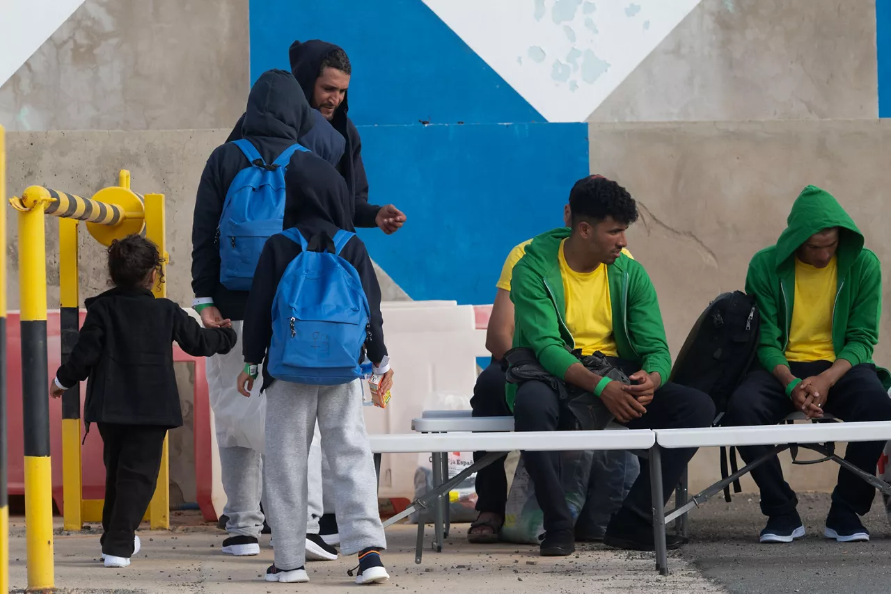 GRAN TARAJAL (FUERTEVENTURA), 01/08/2025.- Varias personas reciben atención después de que una embarcación con 9 migrantes llegase por sus propios medios al muelle de Gran Tarajal. EFE/ Carlos De Saá
