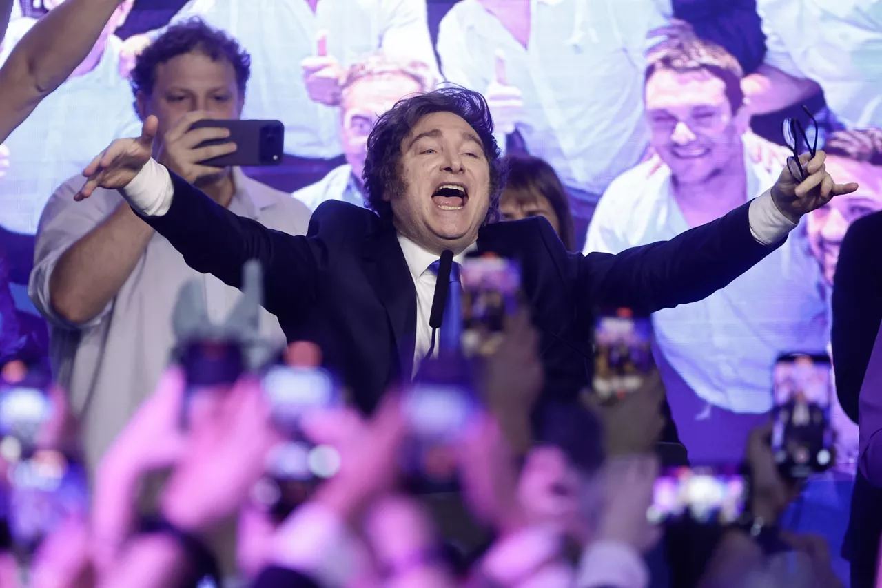 FOTODELDÍA AME2283. BUENOS AIRES (ARGENTINA), 26/10/2025.- El presidente de Argentina, Javier Milei, habla tras conocer los resultados de las elecciones legislativas este domingo, en Buenos Aires (Argentina). La Libertad Avanza (LLA), el partido del presidente de Milei, ganó las elecciones legislativas con el 39 % de los votos, mientras que la peronista Fuerza Patria y sus aliados obtuvieron el 29,4 %, según datos oficiales. EFE/ Juan Ignacio Roncoroni
