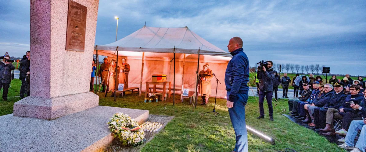BELGIUM (BRUSSELS), 10/11/2025.- Belgian Defence Minister Theo Francken attends the ceremony as the exhumed remains of an unknown Belgian World War I soldier are prepared for reburial ahead of Armistice Day in the Trench of Death in Diksmuide, Belgium, 10 November 2025. The torchlight procession at dawn along the banks of the Yser River is also intended to commemorate the 250 soldiers who died in and around the Trench of Death during the First World War. On September 23, 2024, the remains of a Belgian soldier from the First World War were found along the IJzerdijk in Diksmuide, during the construction of a new walking and cycling path, just a stone's throw from the Trench of Death. It was not a field grave, but a soldier who died on the spot. During the First World War, approximately 40,000 Belgian soldiers were killed. Nearly 60% died during the mobilization of 1914 and the final offensive of 1918. The remaining 40% perished during the nearly four years of trench warfare along the Yser River. (Ciclismo, Bélgica) EFE/EPA/OLIVIER MATTHYS
