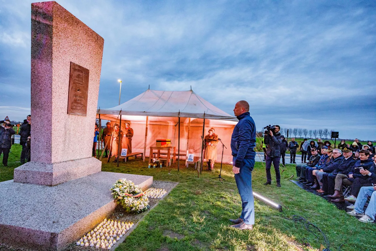 BELGIUM (BRUSSELS), 10/11/2025.- Belgian Defence Minister Theo Francken attends the ceremony as the exhumed remains of an unknown Belgian World War I soldier are prepared for reburial ahead of Armistice Day in the Trench of Death in Diksmuide, Belgium, 10 November 2025. The torchlight procession at dawn along the banks of the Yser River is also intended to commemorate the 250 soldiers who died in and around the Trench of Death during the First World War. On September 23, 2024, the remains of a Belgian soldier from the First World War were found along the IJzerdijk in Diksmuide, during the construction of a new walking and cycling path, just a stone's throw from the Trench of Death. It was not a field grave, but a soldier who died on the spot. During the First World War, approximately 40,000 Belgian soldiers were killed. Nearly 60% died during the mobilization of 1914 and the final offensive of 1918. The remaining 40% perished during the nearly four years of trench warfare along the Yser River. (Ciclismo, Bélgica) EFE/EPA/OLIVIER MATTHYS
