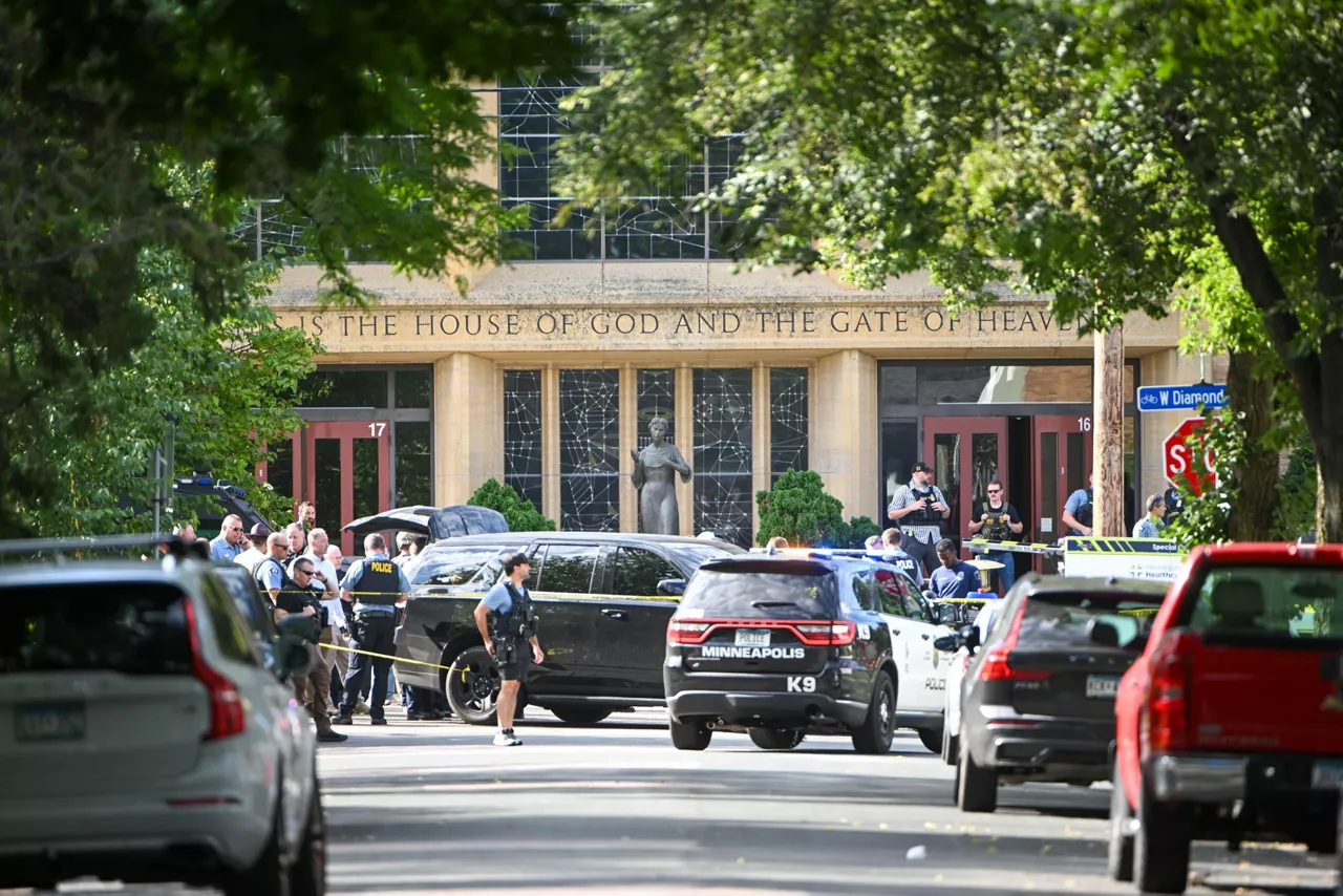 MINNEAPOLIS (United States), 27/08/2025.- Police respond to a shooting at the Annunciation Catholic School in Minneapolis, Minnesota, USA, 27 August 2025. According to police, three people including the gunman died in the shooting at a Catholic primary church and 20 were injured. EFE/EPA/CRAIG LASSIG
