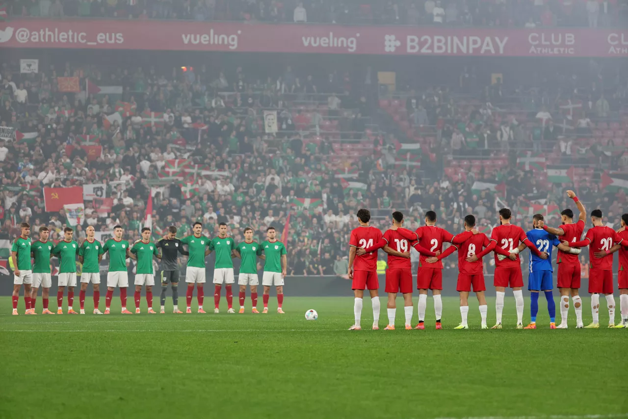 BILBAO, 15/11/2025.- Minuto de silencio celebrado antes del partido amistoso que las selecciones de Euskadi y Palestina disputan este sábado en el estadio de San Mamés, en Bilbao. EFE/Luis Tejido
