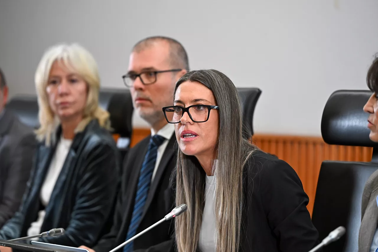 MADRID (ESPAÑA), 06/11/2025.- La portavoz en el Congreso de Junts per Catalunya, Míriam Nogueras (d) durante la rueda de prensa de este jueves de Junts en el Congreso para analizar el momento que atraviesa la legislatura. EFE/ Fernando Villar
