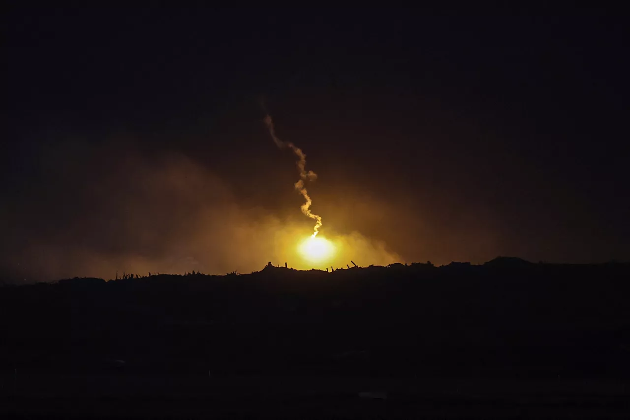 Kfar Aza (Israel), 29/10/2025.- A flare fired by the Israeli army over the northern part of Gaza is seen from Kfar Aza, southern Israel, 29 October 2025. After security talks, Israeli Prime Minister Netanyahu ordered immediate, powerful strikes on Gaza. Both Israel and Hamas accuse each other of violating the ceasefire. EFE/EPA/ATEF SAFADI
