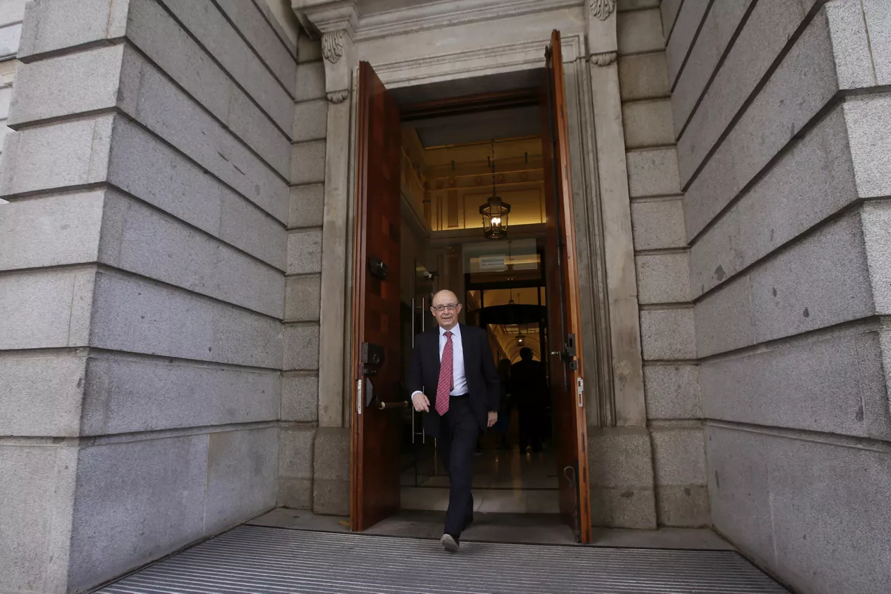 MADRID, 17/07/2025.- Fotografía de archivo del 29/6/2017 del exministro de Hacienda Cristóbal Montoro que ha comunicado este jueves al PP su decisión de abandonar la militancia del partido, que anoche le abrió un "procedimiento de información" tras conocerse que está siendo investigado por un juzgado de Tarragona por favorecer presuntamente a empresas fabricantes de gases industriales. EFE/ ARCHIVO/Fernando Alvarado
