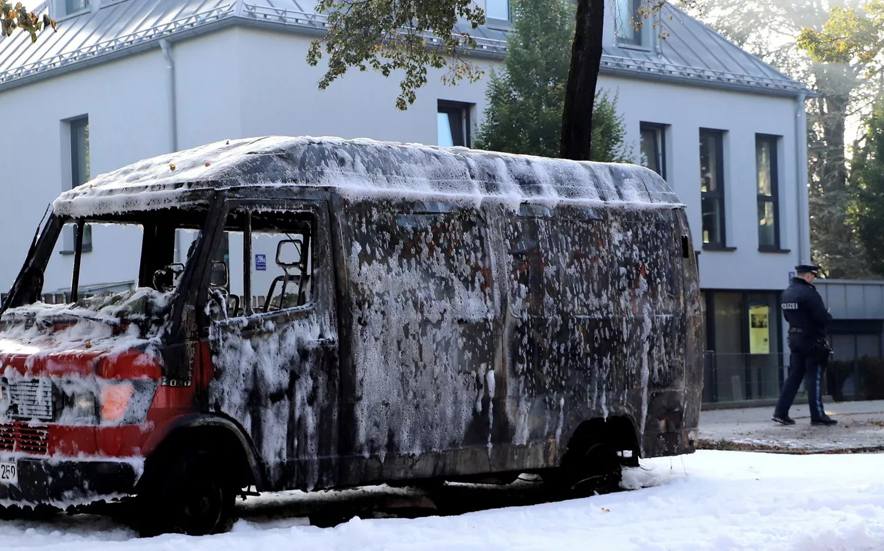 Munich (Germany), 01/10/2025.- A burned vehicle covered in extinguishing foam after a fire in Munich, Germany, 01 October 2025. The Oktoberfest grounds in Munich will remain closed until at least 5 p.m. local time on 01 October, following an 'unspecified' bomb threat, police said. The threat is linked to a large-scale police operation in northern Munich where explosive devices were found inside a burning house, leaving one dead. (Alemania) EFE/EPA/VIFOGRA
