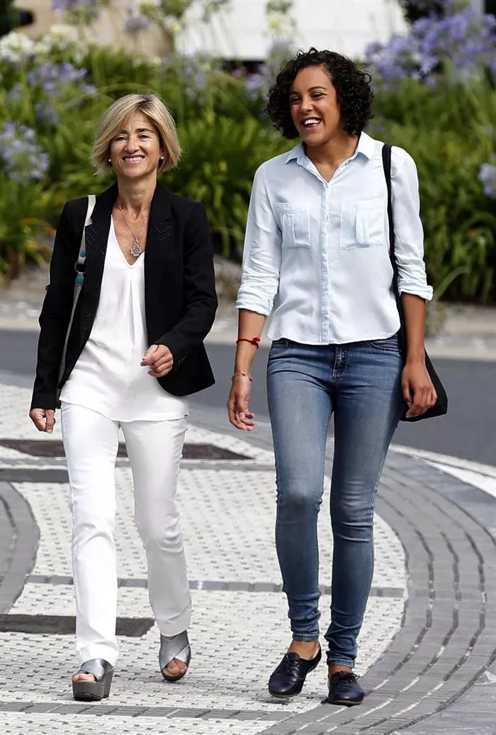 Pili Zabala, zuzendaritzaren hautagaia, eta Nagua Alba, Podemos Euskadiko idazkari nagusia. EFE