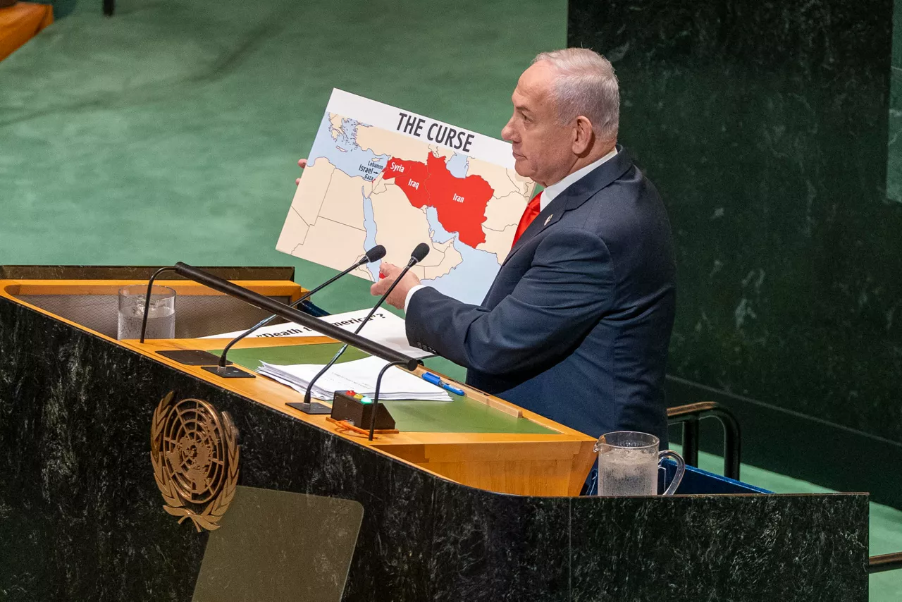 AME2757. NUEVA YORK (ESTADOS UNIDOS), 26/09/2025.- El primer ministro de Israel, Benjamin Netanyahu, muestra un mapa en la Asamblea General de la Organización de las Naciones Unidas (ONU) este viernes, en Nueva York (Estados Unidos). La delegación de España estuvo ausente de la Asamblea en el momento del discurso de Netanyahu que fue boicoteado por decenas de delegados que abandonaron la sala. EFE/ Angel Colmenares
