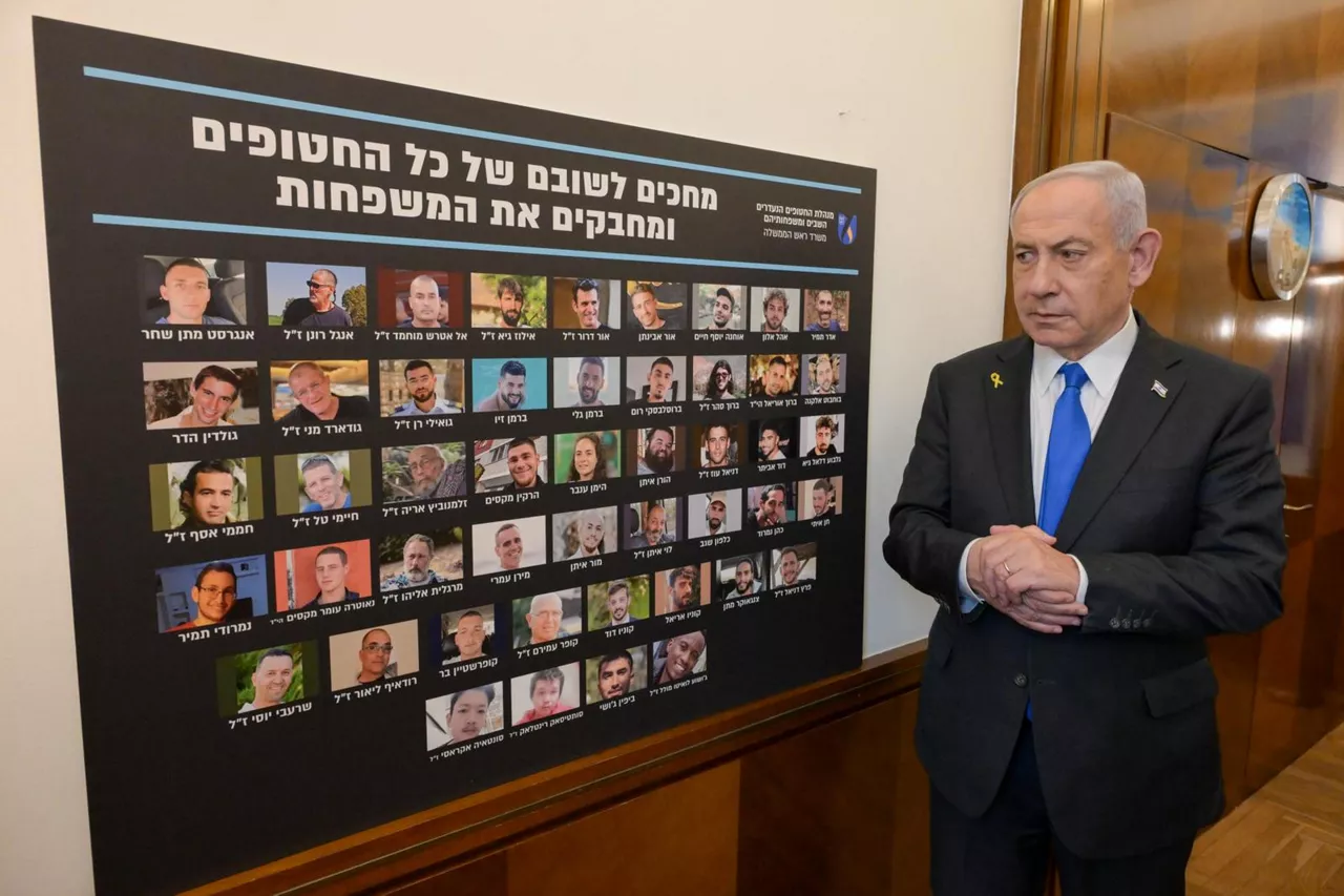 Benjamin Netanyahu mirando fotos de los rehenes