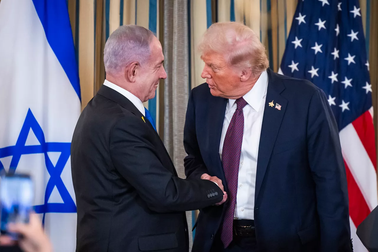 FOTODELDÍA JJL001. WASHINGTON (ESTADOS UNIDOS), 29/09/2025.- El presidente de Estados Unidos, Donald Trump (d), estrecha la mano del primer ministro israelí, Benjamin Netanyahu, durante una rueda de prensa este lunes, en la Casa Blanca en Washington D. C. (Estados Unidos) . En su reunión, Trump presionó a Netanyahu para que aceptara un acuerdo de paz que pusiera fin a la guerra en curso de Israel en Gaza y para que Hamás liberara a los rehenes que aún permanecían en su poder. EFE/EPA/ Jim Lo Scalzo / Pool
