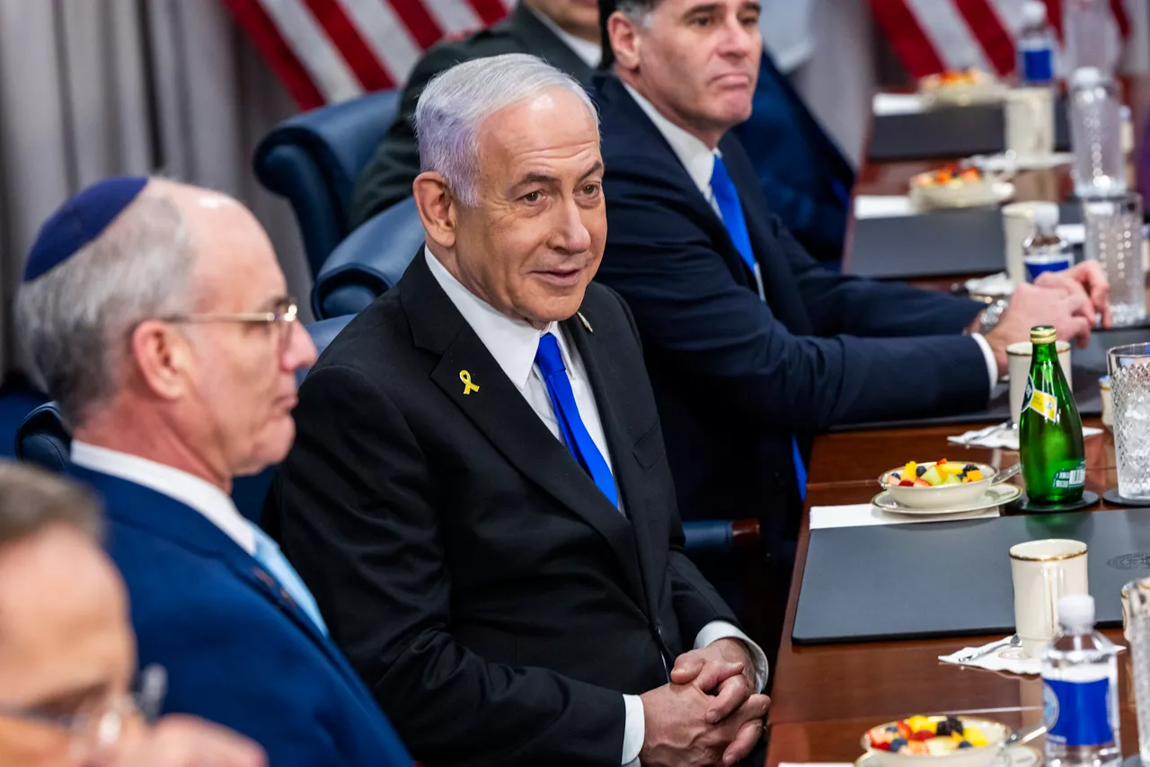 ARLINGTON (United States), 09/07/2025.- Israeli Prime Minister Benjamin Netanyahu (C) delivers remarks during a meeting with US Secretary of Defense Pete Hegseth(not pictured) at the Pentagon in Arlington, Virginia, USA, 09 July 2025. EFE/EPA/SHAWN THEW
