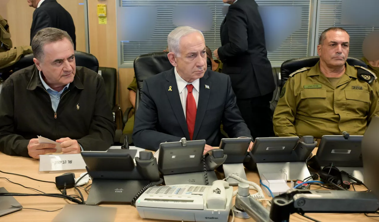 JERUSALÉN (ISRAEL), 24/08/2025.- El primer ministro de Israel, Benjamin Netanyahu, atiende desde Jerusalén a los bombardeos del Ejército israelí a un complejo militar, dos plantas eléctricas y un almacén de combustible este domingo en Saná, la capital de Yemen, supuestamente utilizados para "actividades militares" por los rebeldes hutíes, que controlan la ciudad. En la foto, junto al ministro israelí de Defensa, Israel Katz (i), y el jefe del Estado Mayor del Ejército israelí, Eyal Zamir (d). EFE/IDF SÓLO USO EDITORIAL, PERMITIDO SU USO SÓLO EN RELACIÓN A LA INFORMACIÓN QUE APARECE EN EL PIE DE FOTO (CRÉDITO OBLIGATORIO)
