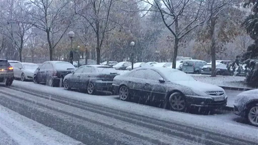 Nieva en Vitoria-Gasteiz y los coches se tiñen de blanco.