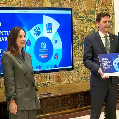 Noël D'Anjou entrega a la presidenta del Parlamento, Bakartxo Tejeria, (i) el proyecto de Ley de Presupuestos del Gobierno Vasco para 2026