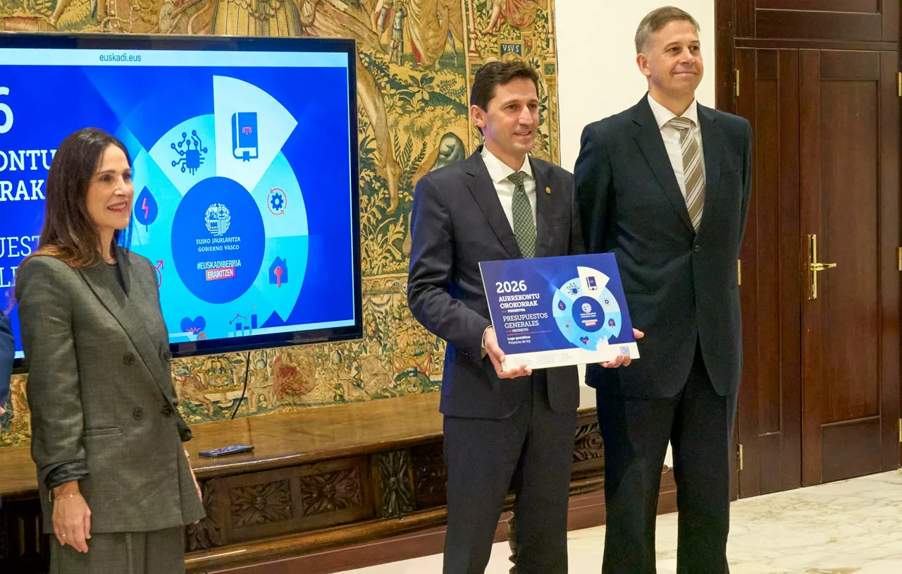 Noël D'Anjou entrega a la presidenta del Parlamento, Bakartxo Tejeria, (i) el proyecto de Ley de Presupuestos del Gobierno Vasco para 2026