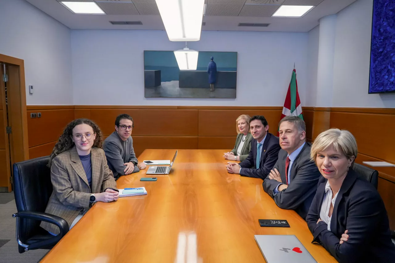 VITORIA, 17/11/2025.- El consejero de Hacienda y Finanzas, Noël d'Anjou, (3d) se reúne con el diputado de EH Bildu, Peio Otxandiano (2i), dentro de la ronda de contactos que mantiene con los diferentes grupos parlamentarios, sobre los presupuestos del Gobierno Vasco del 2026. EFE / L. Rico
