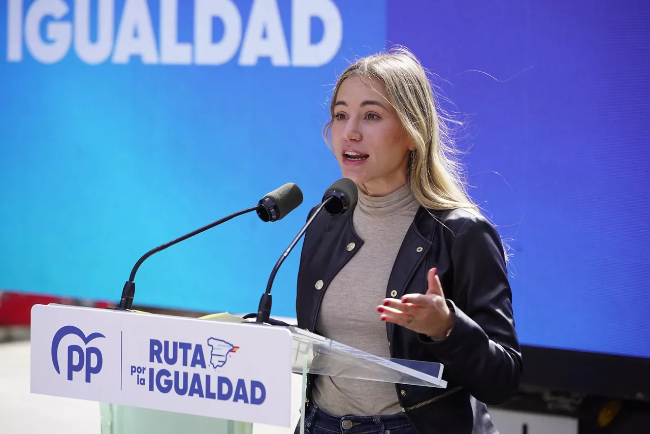 (Foto de ARCHIVO)

La vicesecretaria de Movilización y Reto Digital del PP nacional, Noelia Núñez, interviene durante un acto de ‘La Ruta por la igualdad’ del Partido Popular, en la plaza de San Bartolomé, a 15 de marzo de 2024, en Logroño, La Rioja (España). La 'Ruta por la igualdad entre españoles' que organiza el Partido Popular recorre las principales capitales, con dos rutas paralelas (norte y sur), frente a los pactos del Gobierno con Junts.



Alberto Ruiz / Europa Press

15 MARZO 2024;RUTA POR LA IGUALDAD;PP;LOGROÑO;LA RIOJA

15/3/2024