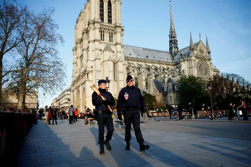 Paris atentados estado emergencia setio egoera Notre Damme polizia. EFE