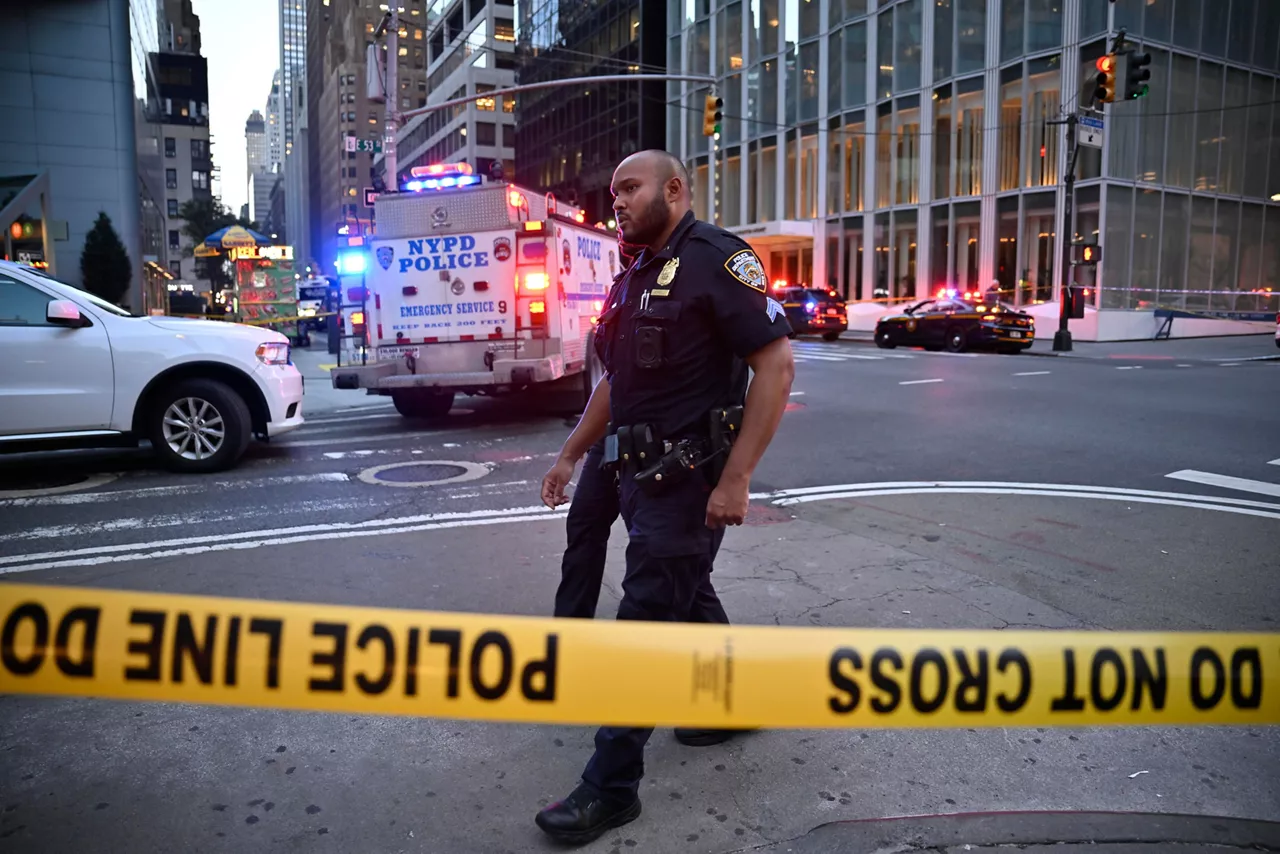 FOTODELDÍA NUEVA YORK (ESTADOS UNIDOS), 28/07/2025.- Agentes de policía de la ciudad de Nueva York responden a un incidente con un tirador activo en el centro de la ciudad este lunes, en Nueva York (EE. UU.). Las autoridades policiales confirmaron que el tirador fue "neutralizado". EFE/ Lloyd Mitchell
