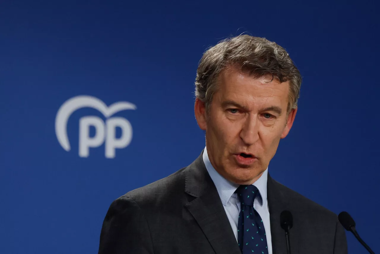 MADRID, 12/06/2025.-El presidente del Partido Popular Alberto Núñez Feijóo, este jueves durante la rueda de prensa en la sede de su partido en Madrid. Feijóo dice que la explicaciones de Sánchez son "insuficientes" y "decepcionantes".-EFE/ Sergio Pérez
