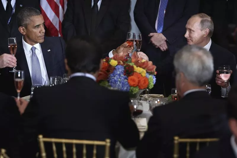 Barack Obama y Vladimir Putin brindan en el almuerzo de la ONU. Foto: EFE