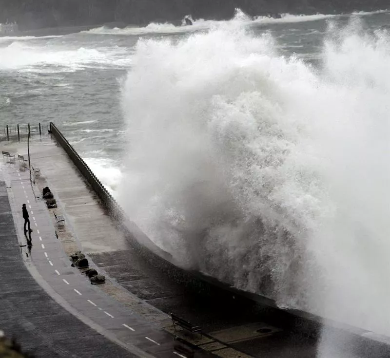 Olas gigantes en Donostia-San Sebastián. Efe