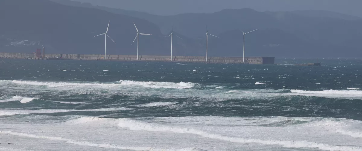 SOPELANA (BIZKAIA), 23/10/2025.- Las olas golpean la costa vizcaína debido a la borrasca Benjamín, la segunda de gran impacto de la temporada, mantiene este jueves en alerta roja al litoral cántabro por un fuerte temporal marítimo, con olas de hasta ocho metros y rachas huracanadas de viento que han alcanzado los 167 kilómetros por hora en Matxitxako (Vizcaya) y los 136 km/h en Valdezcaray (La Rioja).
