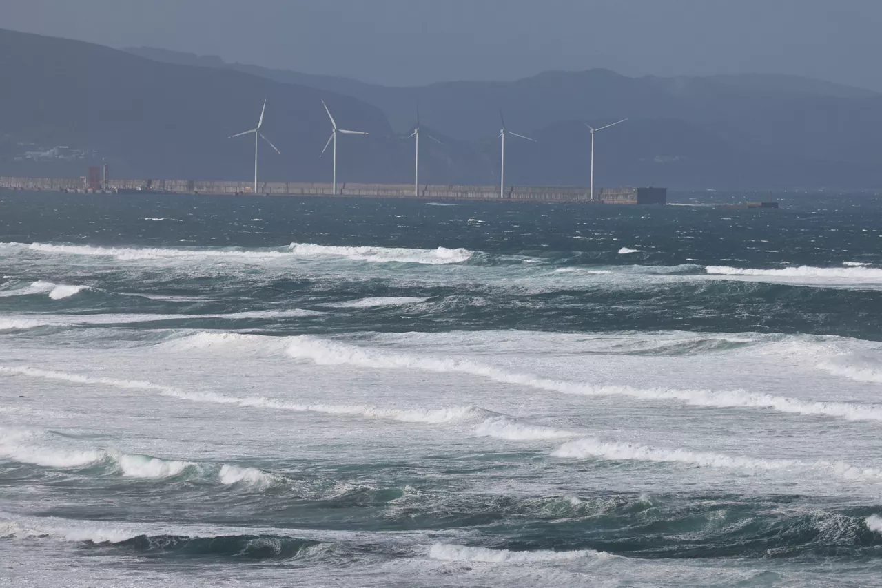 SOPELANA (BIZKAIA), 23/10/2025.- Las olas golpean la costa vizcaína debido a la borrasca Benjamín, la segunda de gran impacto de la temporada, mantiene este jueves en alerta roja al litoral cántabro por un fuerte temporal marítimo, con olas de hasta ocho metros y rachas huracanadas de viento que han alcanzado los 167 kilómetros por hora en Matxitxako (Vizcaya) y los 136 km/h en Valdezcaray (La Rioja).
