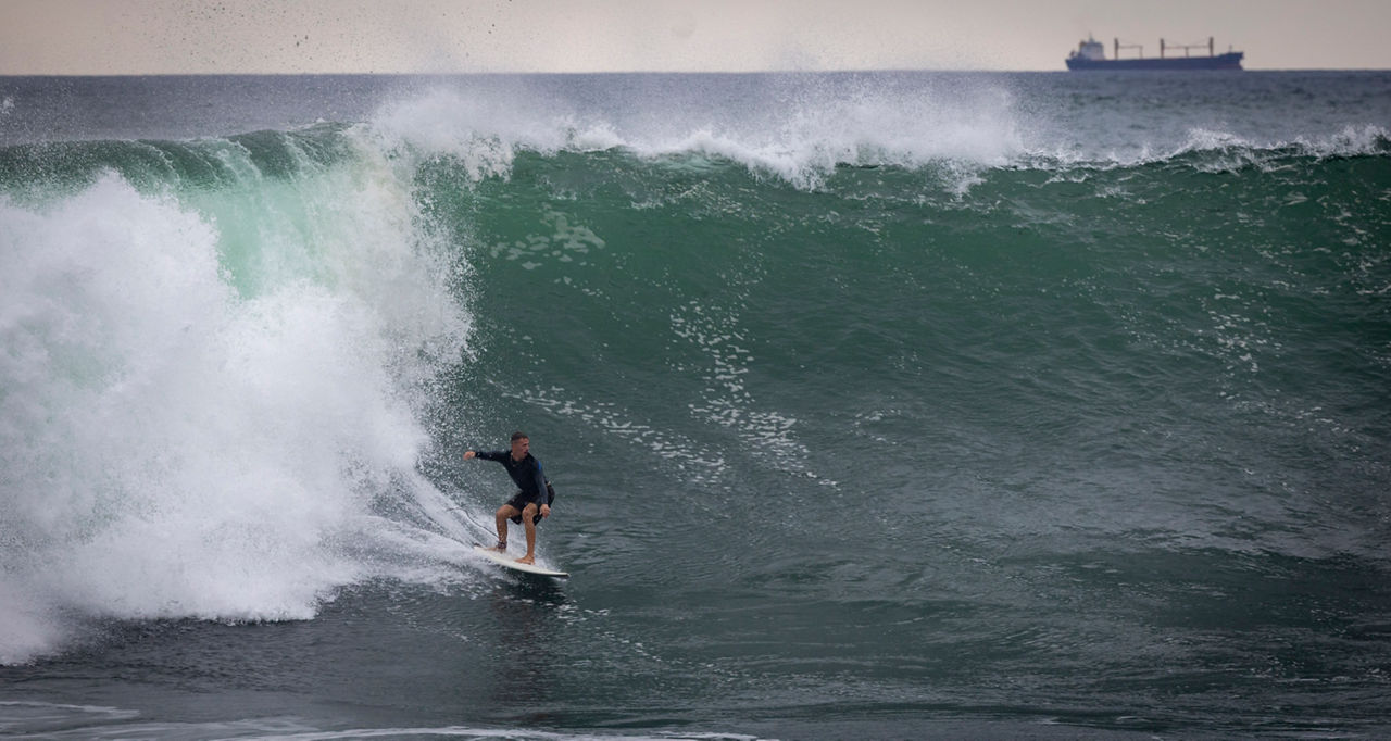 FOTODELDIA SAN SEBASTIÁN, 26/08/2025.- Un surfista aprovecha el oleaje registrado este martes en San Sebastián. El Ayuntamiento donostiarra ha decidido cerrar la isla de Santa Clara al acceso de público durante toda la jornada de este martes, debido al aviso de mala mar y oleaje emitido por Euskalmet.EFE/Javier Etxezarreta
