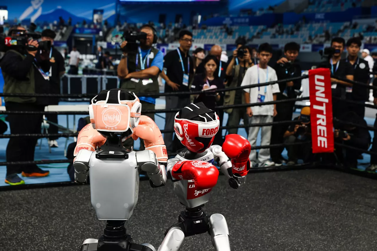 BEIJING (China), 15/08/2025.- Humanoid robot boxers in action during the 2025 World Humanoid Robot Games at the National Speed Skating Oval in Beijing, China, 15 August 2025. The 2025 World Humanoid Robot Games will span three days, from 15 to 17 August. EFE/EPA/WU HAO
