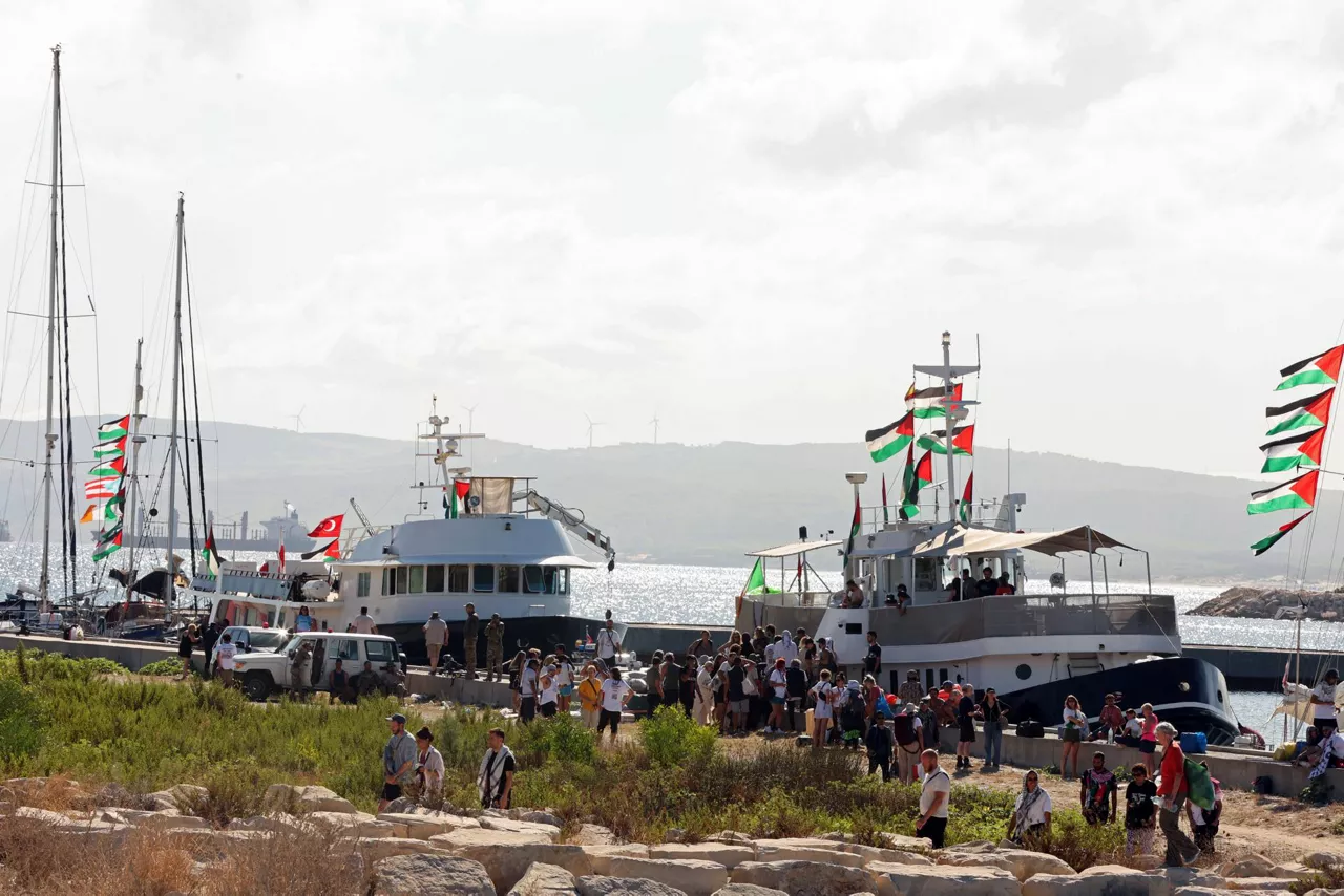 Bizerte (Tunisia), 13/09/2025.- Participants of the Global Sumud Flotilla (GSF) wait to set sail towards Gaza along with other boats at the port of Bizerte, Tunisia, 13 September 2025. The Gaza-bound GSF flotilla is an international maritime initiative that began sailing in August 2025, aiming to break the Israeli blockade and deliver vital aid to the Gaza Strip. (Túnez) EFE/EPA/MOHAMED MESSARA
