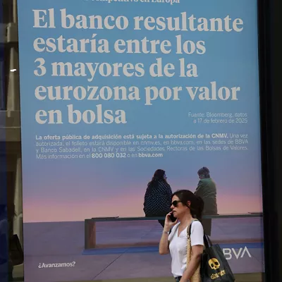 GRAFCAV9210. BILBAO, 24/06/2025.-Un cartel en una sucursal del BBVA, en Bilbao este martes aludiendo a la fusión entre BBVA y Sabadell. La Comisión Europea recordó este martes que cualquier condición impuesta por un Gobierno para aprobar una transacción debería ser "excepcional, proporcionada y justificada por razones de interés público válidas", aunque rehusó pronunciarse en concreto sobre la decisión del Ejecutivo español respecto a la opa del BBVA por el Sabadell. EFE/Luis Tejido
