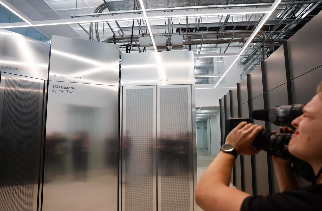 GRAFCAV5202. SAN SEBASTIÁN (ESPAÑA), 14/10/2025.- La multinacional IBM instala en San Sebastián el IBM Quantum System Two, el sistema cuántico modular más avanzado y el primero que se ubica en Gipuzkoa y que se inaugura con un acto institucional que preside el lehendakari, Imanol Pradales. EFE/Juan Herrero

