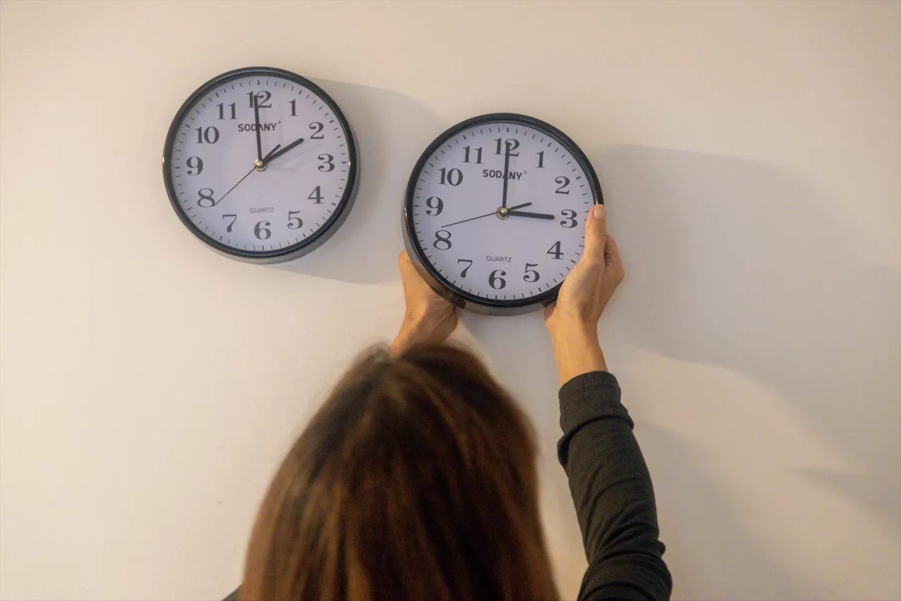 (Foto de ARCHIVO)

Una persona cambiando la hora en un reloj, a 20 de octubre de 2025, en Madrid (España). El presidente del Gobierno, Pedro Sánchez, ha propuesto este lunes en el Consejo Europeo acabar desde 2026 con el cambio de hora estacional, esgrimiendo que "ya no tiene sentido", que apenas ayuda a ahorrar energía y que incluso tiene "un impacto negativo" en la salud y en la vida de la gente. Esta semana se pasará del horario de verano al de invierno.



Ricardo Rubio / Europa Press

20 OCTUBRE 2025;ESPAÑA;UE;CAMBIO HORARIO;RELOJ;RELOJES;INVIERNO;VERANO;

20/10/2025