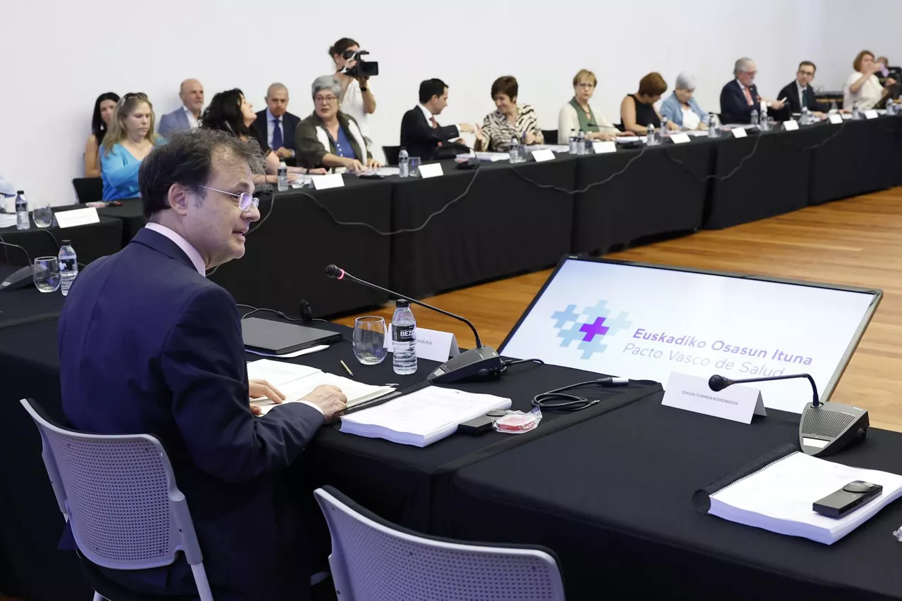 GRAFCAV9318. BILBAO, 27/06/2025.- El consejero de Salud del Gobierno Vasco, Alberto Martínez, preside este viernes en Bilbao la undécima reunión de la mesa del Pacto de Salud, de la que forman parte partidos, sindicatos y agentes sociales, con la colaboración público-privada como principal escollo para alcanzar un acuerdo. EFE/Miguel Toña
