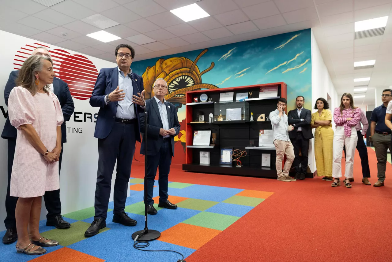 El ministro Oscar López junto a Marisol Garmendia y José Ignacio Asensio en la visita a Multiverse Computing. Foto: EFE