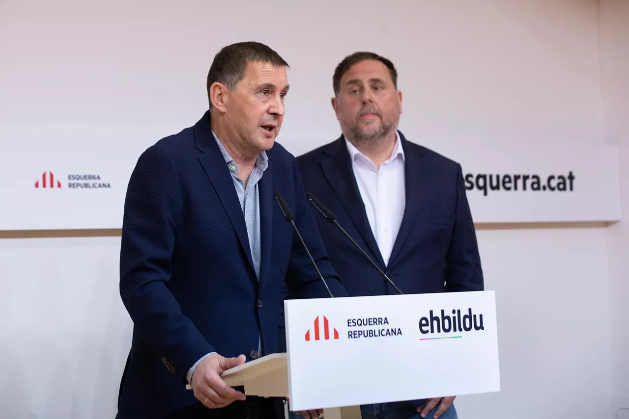 (Foto de ARCHIVO)

(I-D) El coordinador general de EH Bildu, Arnaldo Otegi, y el líder de ERC, Oriol Junqueras, intervienen en una rueda de prensa tras reunirse en la sede de Esquerra Republicana de Catalunya, a 25 de febrero de 2022, en Barcelona, Catalunya (España). Ambos líderes han defendido en este encuentro la mesa de diálogo y han exigido al Gobierno central plantear una propuesta para solucionar el conflicto catalán. También han querido señalar que el respaldo de la izquierda separatista es determinante para frenar la llegada de PP y Vox al Gobierno. Junqueras y Otegi tuvieron también una reunión informal a principios de este mes, el 18 de febrero. en el País Vasco.



David Zorraquino / Europa Press

25 FEBRERO 2022;CÁMARAS DE VÍDEO;

25/2/2022