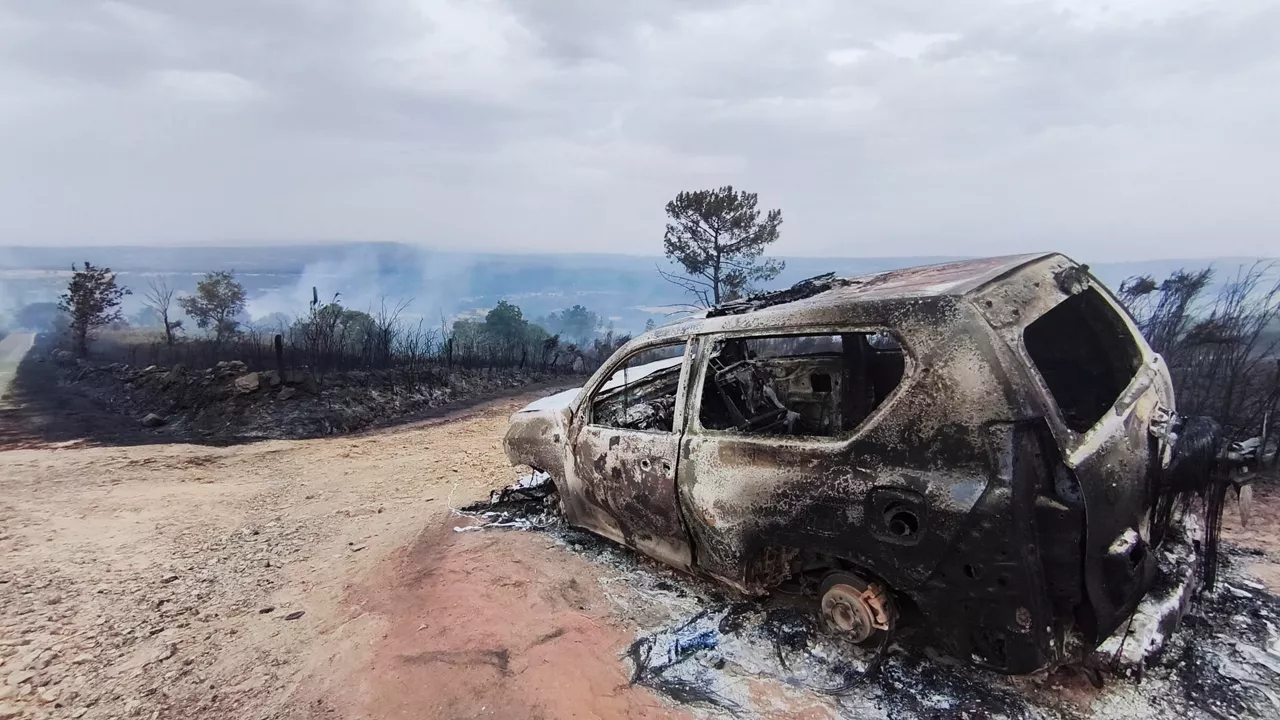 MACEDA (OURENSE), 12/08/2025.- Coche calcinado en Santirso, por el incendio declarado en el concello de Maceda, en Ourense. EFE/Josechu Ortiz
