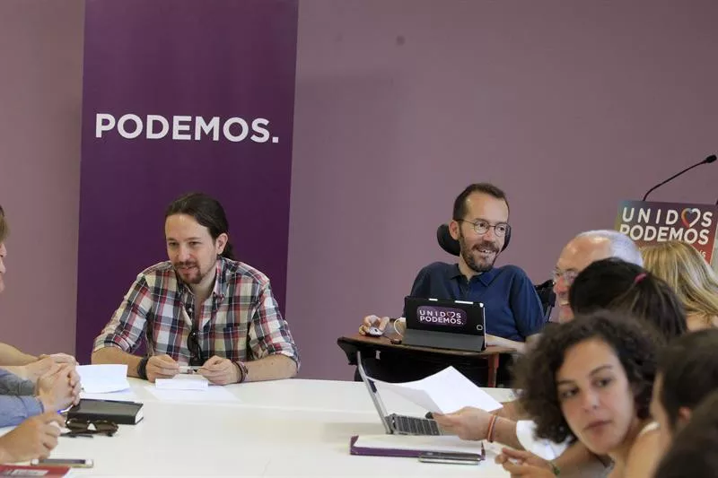 Pablo Iglesias eta Pablo Echenique gaurko batzarrean. EFE