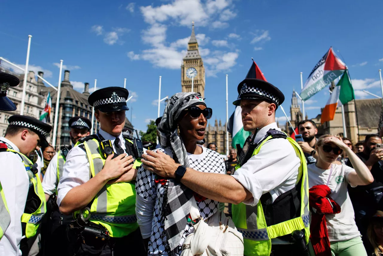 LONDON (United Kingdom), 09/08/2025.- Police officers hold a protester back as they arrest supporters of Palestine Action attending a mass protest organized by the Defend Our Juries group as part of their campaign to end the proscription of Palestine Action, in Parliament Square, London, Britain, 09 August 2025. Palestine Action group was banned under terrorism law in the UK after activists allegedly broke into RAF Brize Norton military base in Oxfordshire in June 2025 and caused about 7 million GBP damage to British military planes. (Terrorismo, Protestas, Reino Unido, Londres) EFE/EPA/TOLGA AKMEN
