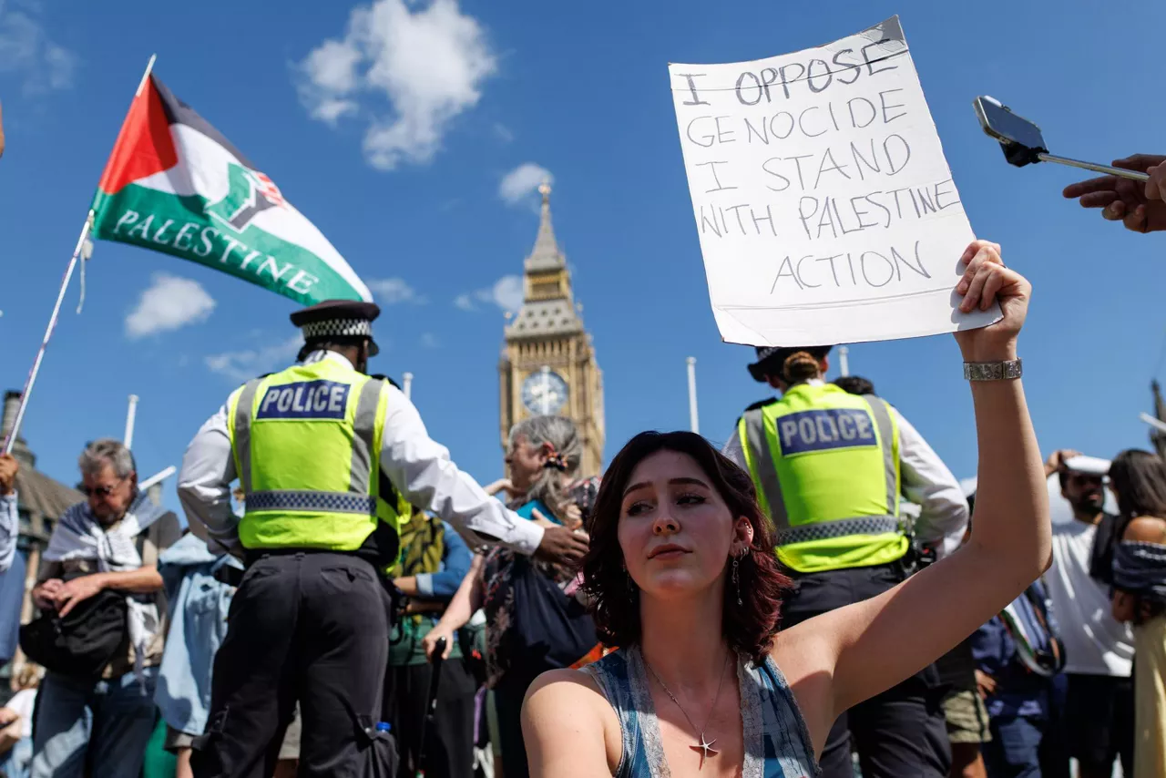 LONDON (United Kingdom), 09/08/2025.- Supporters of Palestine Action attend a mass protest organized by the Defend Our Juries group as part of their campaign to end the proscription of Palestine Action, in Parliament Square, London, Britain, 09 August 2025. Palestine Action group was banned under terrorism law in the UK after activists allegedly broke into RAF Brize Norton military base in Oxfordshire in June 2025 and caused about 7 million GBP damage to British military planes. (Terrorismo, Protestas, Reino Unido, Londres) EFE/EPA/TOLGA AKMEN
