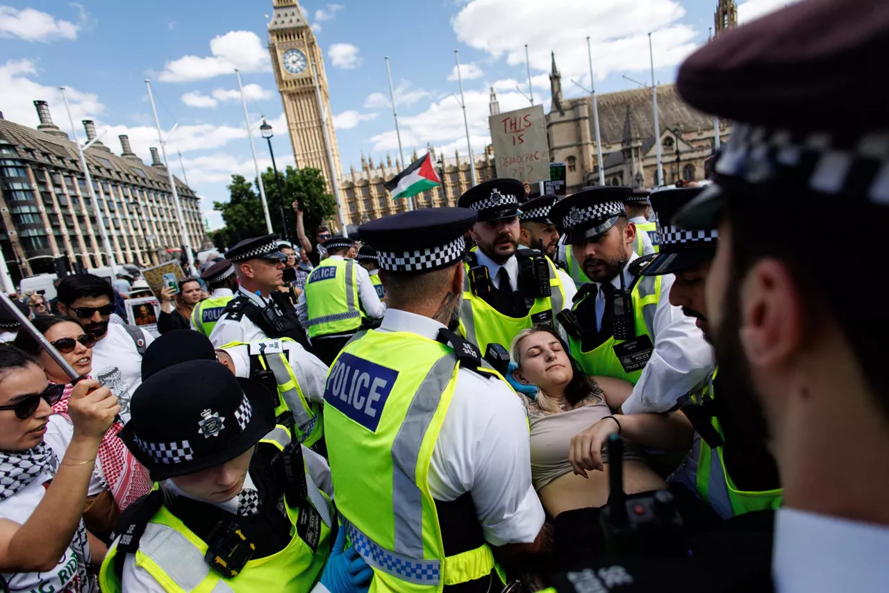LONDON (United Kingdom), 09/08/2025.- Police officers arrest supporters of Palestine Action attending a mass protest organized by the Defend Our Juries group as part of their campaign to end the proscription of Palestine Action, in Parliament Square, London, Britain, 09 August 2025. Palestine Action group was banned under terrorism law in the UK after activists allegedly broke into RAF Brize Norton military base in Oxfordshire in June 2025 and caused about 7 million GBP damage to British military planes. (Terrorismo, Protestas, Reino Unido, Londres) EFE/EPA/TOLGA AKMEN
